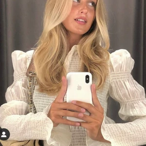 Blus &otherstories - Slutsåld blus från &otherstories. Köpte för 900kr, använd 2-3 gånger i superskick, som ny! Passar S/M, köpte M så den inte blir för tajt runt axlarna. Frakt 35kr💓💓