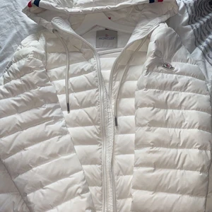 Äkta moncler jacka  - Säljer min äkta moncler jacka den e it Använd mycket så säljer den nu så den it går sönder 