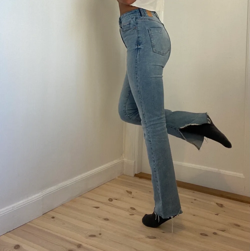 Im selling my highwaist jeans from Zara, size 34 but fit 36 and 38. nice length. Slit. . Jeans & Byxor.