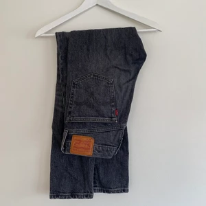 LEVIS 501 - Ett par grå Levis 501 i strl W27 L28
