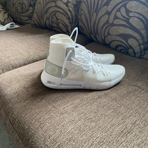 Basketskor  - Ett par underarmour basketskor, använda 3-5 gånger. 