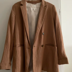Beige kavaj HM - Beige kavaj i fint skick, endast använd en gång. Strl 40. Snygg även som vårjacka 😍 postar gärna, men köparen står för frakten!