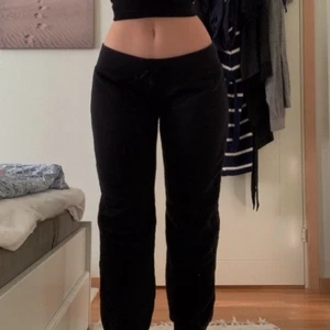 lågmidjade mjukisbyxor från NB - de är från förra perioden av lågmidjat (typ 90-talet), så de är rätt gamla men dock använda endast ett fåtal ggr. ☀️💗 inga defekter <3 strl 38 men passar även S/36 ❗️GRATIS FRAKT❗️