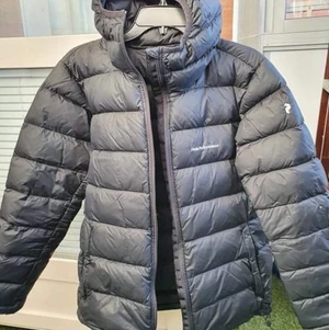 Peak performance jacka - Peak performance jacka säljs, svart färg, som man kan se är den lite riven på en av bilderna men annars ren, storlek S, äkta