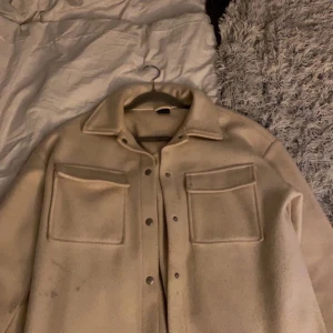 Jacka  - Jacka ifrån ginatricot, fläckar på sidan av jackan som jag ej vet om det går att tvättas bort, ej kommit till användning pga för stor för mig. 