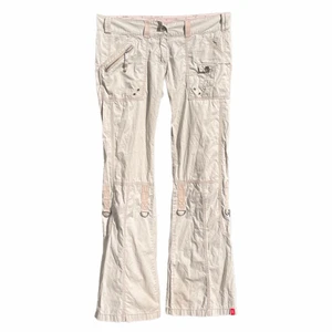 Edc esprit cargobyxor - Cargobyxor ifrån edc (esprit). De har några år på nacken, men överlag bra skick! Lågmidjade. Midjemått:88 cm, innerbensmått: 80 cm.