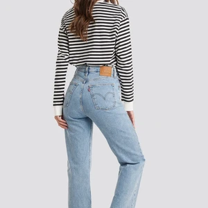 Ribcage straight jeans Levis  - Säljer dessa ribcage straight byxor som jag köpte för något år sedan. Inga defekter, skicka privat om ni vill ha fler bilder eller mått! Priset kan diskuteras. Köpare står för frakt 🥰💕