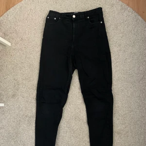 NA-KD super highwaist jeans storlek 42 - Svarta jeans med stretch och väldigt hög midja från NA-KD. Super sköna jeans som jag använt mycket! Köparen står för frakten!😍
