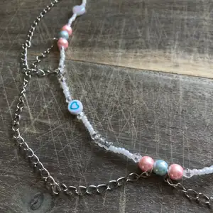 Handgjort halsband med pastellfärger och kedjor 🐚 betalning via swish