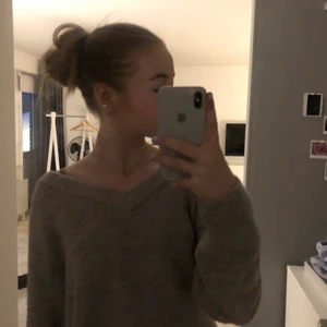 Stickad tröja - En super fin och skön stickad beige tröja men v-ringat😍 knappt använd och köpt från H&M! Frakten diskuteras och köparen står för frakten🛍