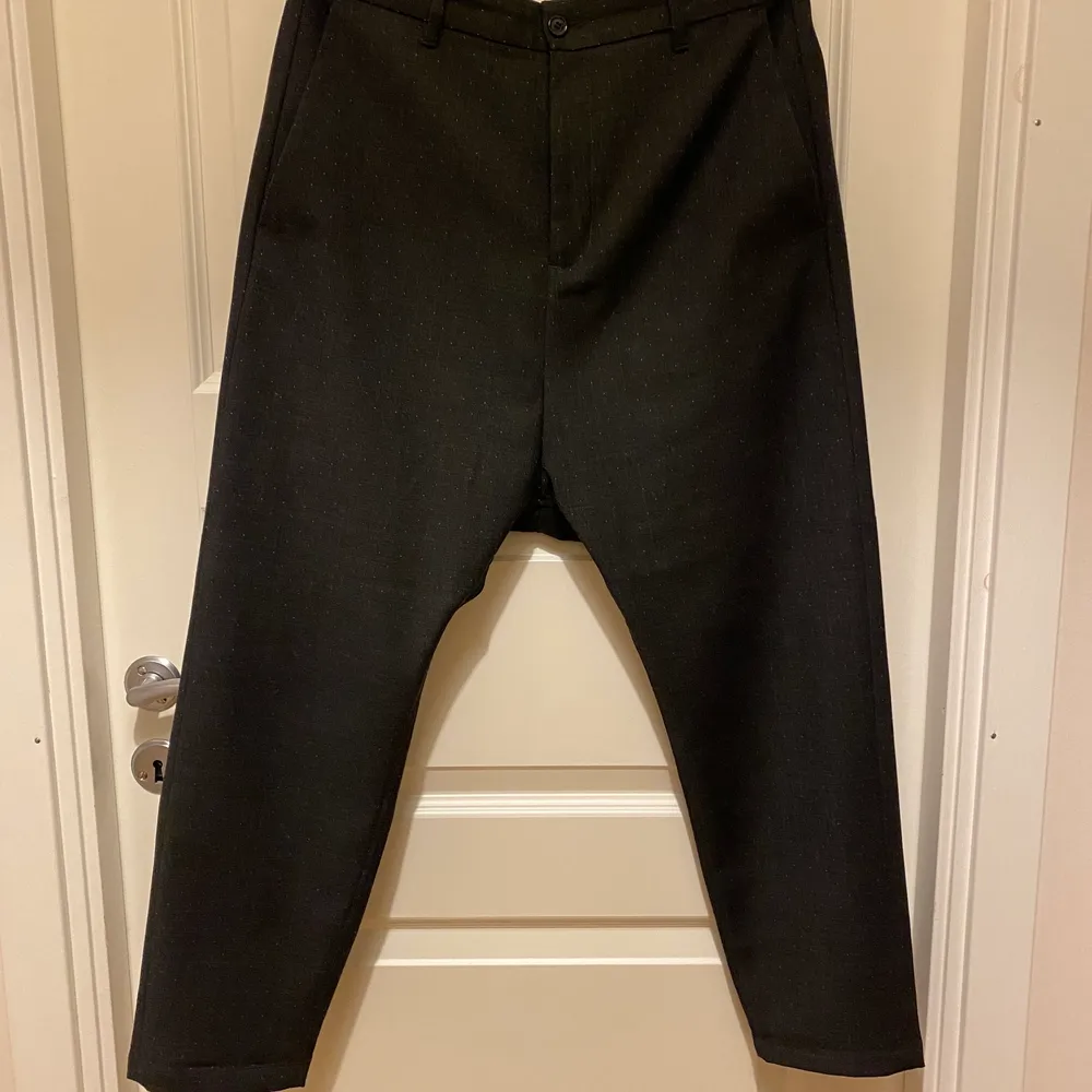 Grå Was trouser från HOPE, Mörkgrå med små små prickar, Strl 36, sparsamt använda, djur och rökfritt hem. Polyester, ull & elastan, köparen står för frakt som tillkommer beroende på hur det skickas. Jeans & Byxor.