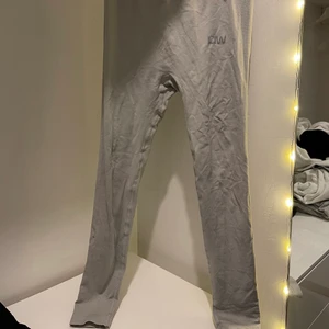 ICANIWILL träningstights  - superfina gråa iciw träningstights, 200kr. inga skavanker. knappt använda. sitter som en smäck. storlek S. JAG STÅR FÖR FRAKTEN 😍
