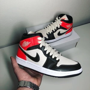 Jordan 1 Mid - Light Orewood Brown  - Jordan 1 Mid - Light Orewood Brown ⚡️ // Helt nya med originalbox, ds // Storlekar: 38.5, 42 // Pris: 1599 kr // Skickas spårbart via PostNord på köparens bekostnad 