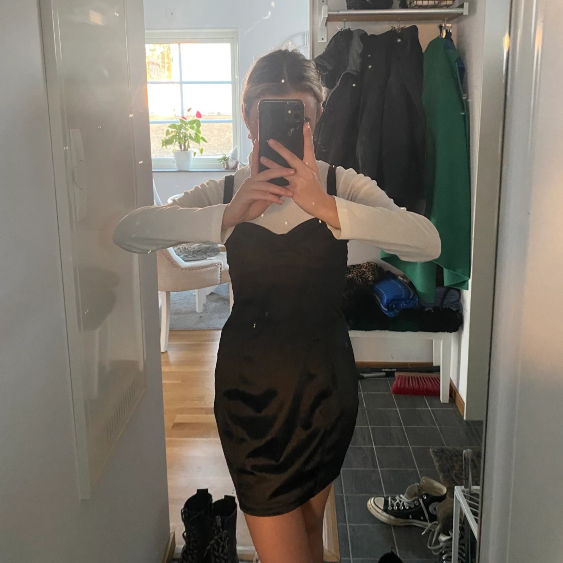 Svart sidenklänning med kupor  - 90