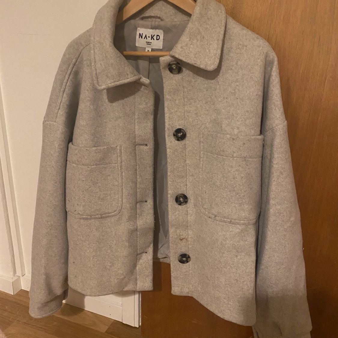 Beige kort jacka i ullblandning | NA-KD - 90