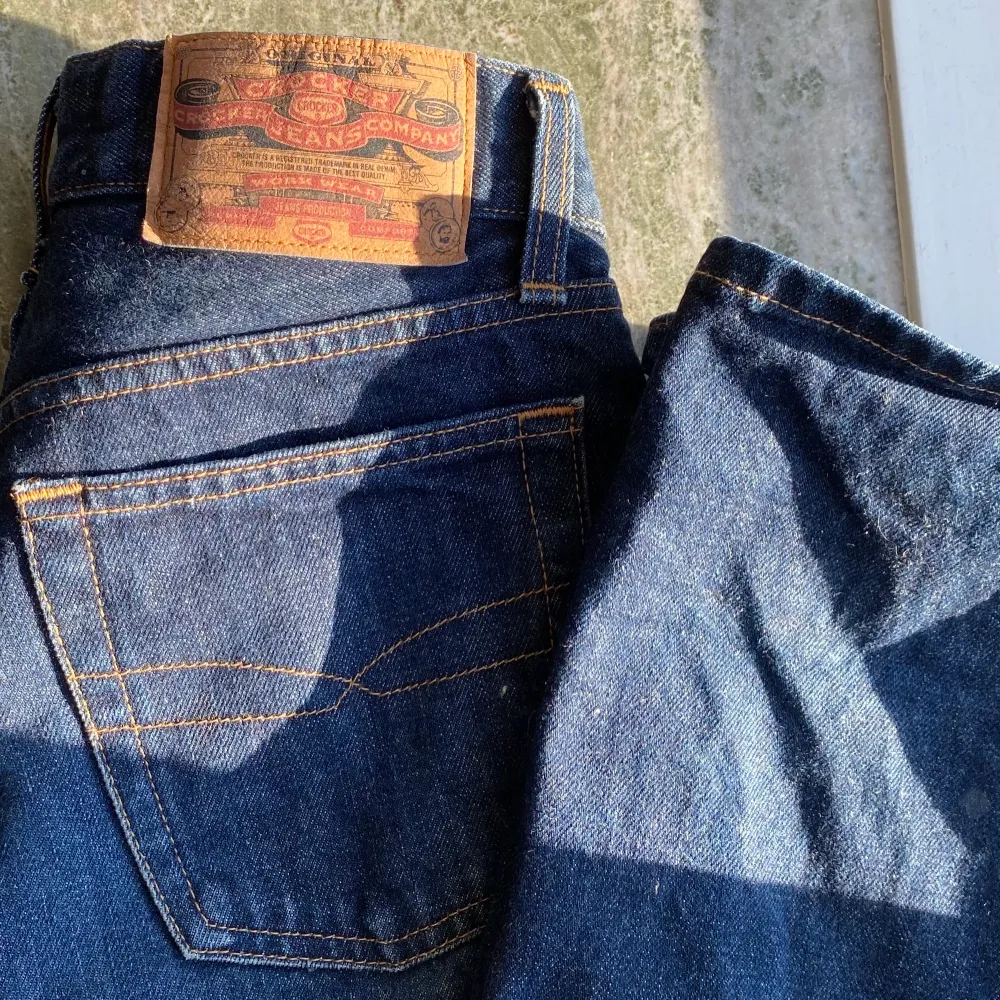 Säljer dessa superfina jeans, köpta på plick och tyvärr för små för mig. Crocker i mårkblått. Långa och riktigt jeans material! Osäker på storlek men vid frågor är det bara att höra av sig!💓💓 . Jeans & Byxor.