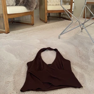 Brun v-ringad topp  - Brun v-ringad topp som är för stor för mig tyvärr. Väldig fin och skönt material 💗