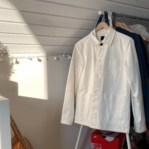 Hm - Hm overshirt perfekt till sommaren och våren! Storlek S och sitter som en S. Jätte bra skick då den knappt är använd för jag växte ur den ganska snabbt!