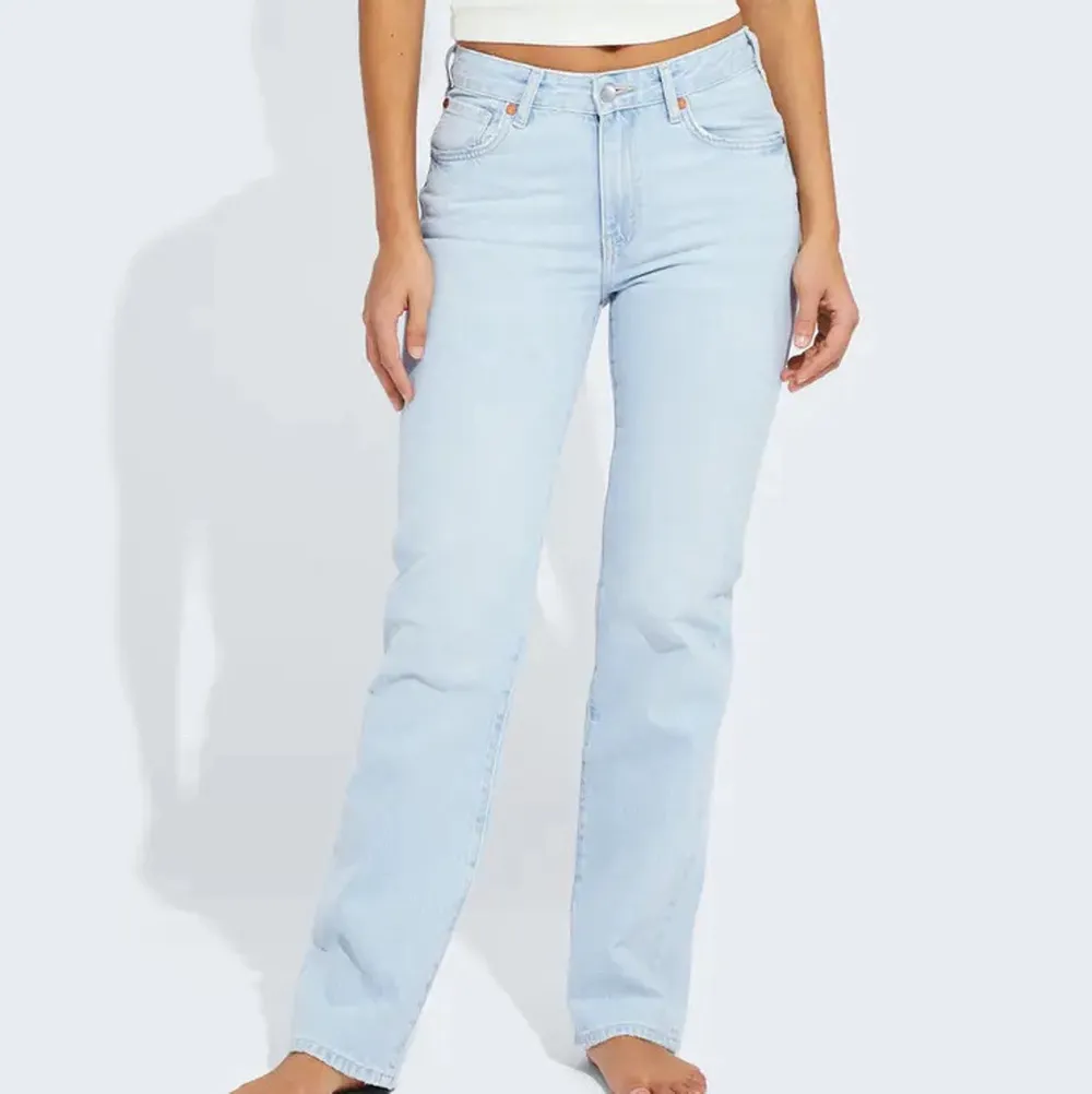 Säljer dessa ljusblå lågmidjade jeans från bikbok, använt väldigt få gånger. Köpta för 500 och säljer för 300, kom privat för frågor o mer bilder💕💕. Jeans & Byxor.