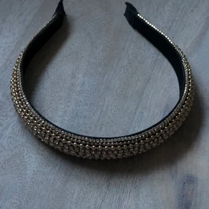 Glitter/diamant diadem ❤️ - Ett jättefint diadem med stenar. Bra form, håller upp håret fint och sitter bra på huvudet. Säljer då det inte kommer till användning. Diademet är endast använt någon enstaka gång så det är precis som nytt. Pris kan diskuteras❤️❤️❤️