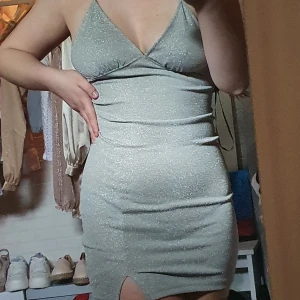 Glittrig klänning - Kort silverglittrig känning perfekt till fest💕 Den är bekväm, sitter superfint och är lätt stylea både själv och med en kavaj m.m. Tycker om den väldigt mycket men tyvärr har den blivit för tight för mig. Den är storlek S och även ganska stretchig🌺 200 kr inkl frakt