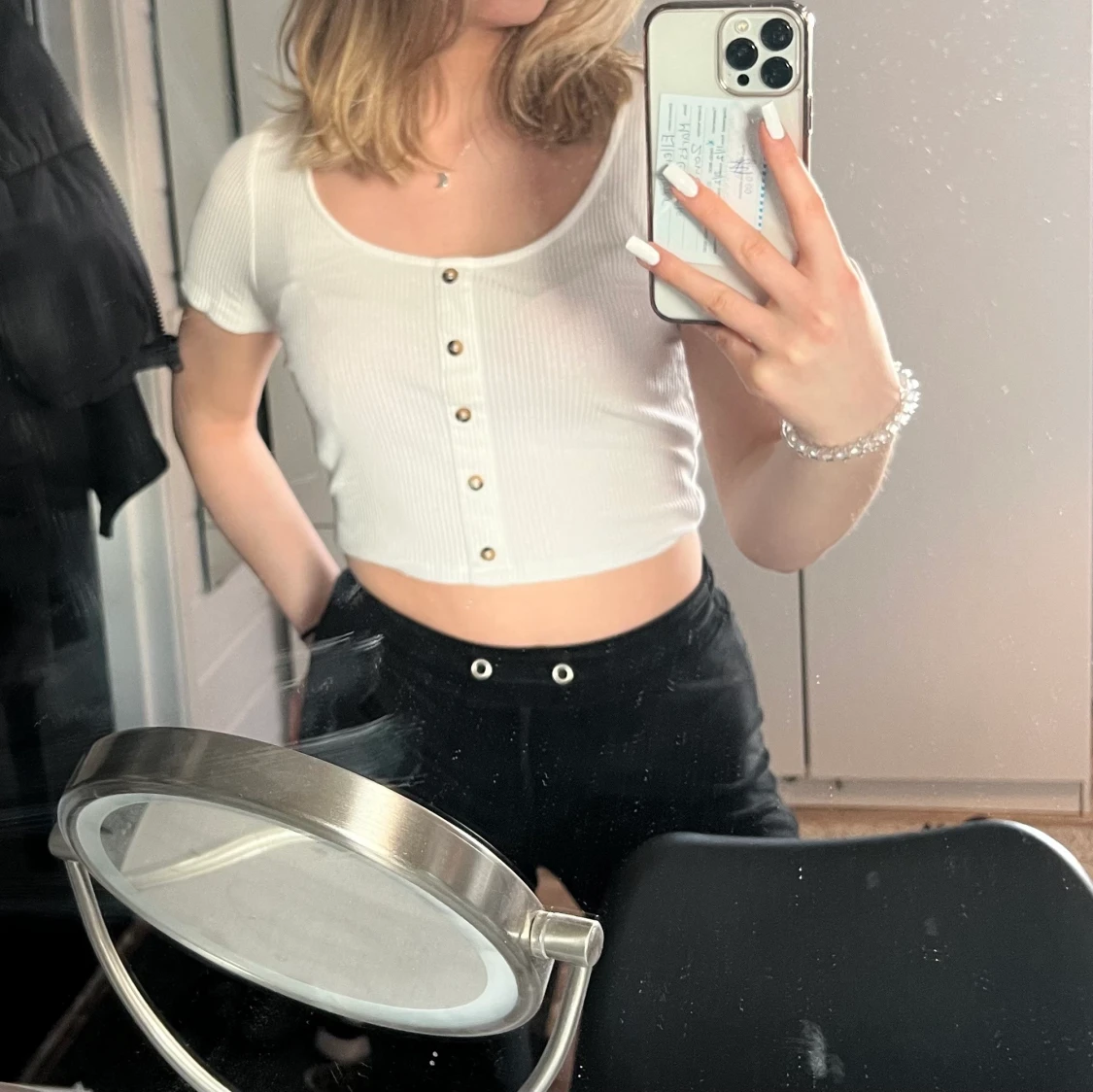 Vit T-shirt med knappar