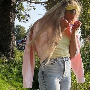 Rosa jeansjacka - Ljusrosa jeansjacka från Gina tricot! Använd en gång och är som ny. Storlek Small  Kan skicka fler bilder. Vill även göra mig av med solglasögonen om någon skulle vara intresserad av de haha! 