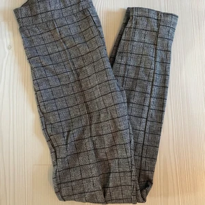 Rutiga byxor  - Rutiga mjuka byxor i fint skick. Köparen står för frakt. 