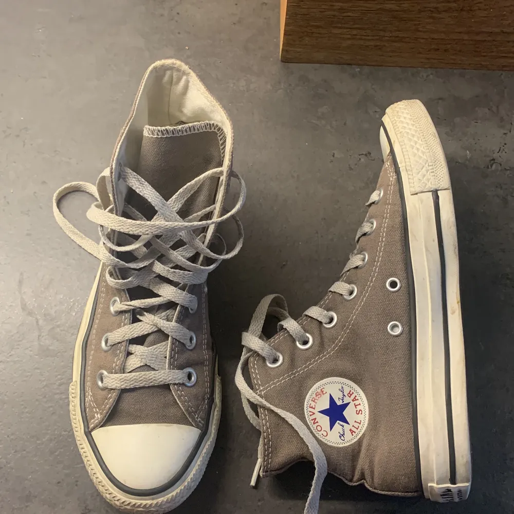 Säljer ett par fina ljusbruna converse i strl 36,5🤩. Köparen står för frakten (se bilder för skick) ❤️. Skor.