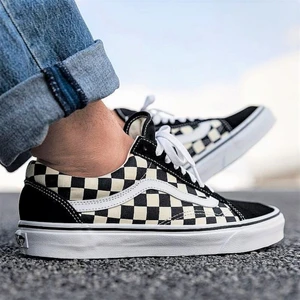 Vans old school black and white - Ett par välvårdade vans skor köpta förra våren som tyvärr inte kommer till användning längre. Bara att skriva för fler bilder på dem. 