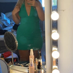 Grön klänning - Grön klänning i storleken xs. Aldrig använd, de vill säga i super skick. Köparen står för frakten💕