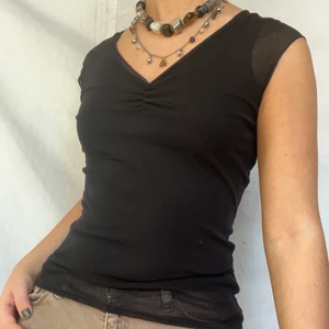 Svart mesh fairycore topp - KÖP DIREKT FÖR 150kr! OM ANNONSEN FINNS KVAR FINNS PLAGGET KVAR! Svart mesh fairycore topp från Lindex. Jag på bilden bär oftast S i toppar. Tröjan är märkt s men tror även den bör passa m då den är mycket stretchiga! Passar verkligen till allt och går att klä både upp och ner. Plagget är i gott defetfritt skick. Köparen står för 51kr sårbar frakt.  Högsta bud 130kr. Avslutas när annonsen markeras såld. Du vinner om ingen budar mer än dig på 24h. 