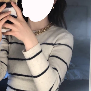 Vit Randig Tröja från H&M  - Säljer nu min randiga tröja från H&M i storlek 134/140 💞 Köpte för ca 200kr ny och säljer nu för 100! Passar nästan mig som är 160, men annars en fin present till någon yngre (:  Finns i Östersund 🤍 