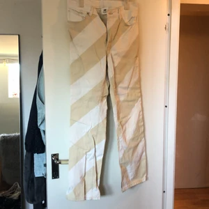 jeans  - Detta är ett par helt oanvända vit/beige randiga jeans från HM. Storleken står inte men ungefär medium. De är ganska vida jeans och sitter bra på kroppen👍🏼 nypris 499kr