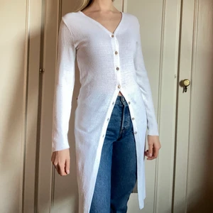 Lång kofta /klänning - Extremt fin lång vit kofta som också kan bli klänning. Den är finstickad och i nyskick!