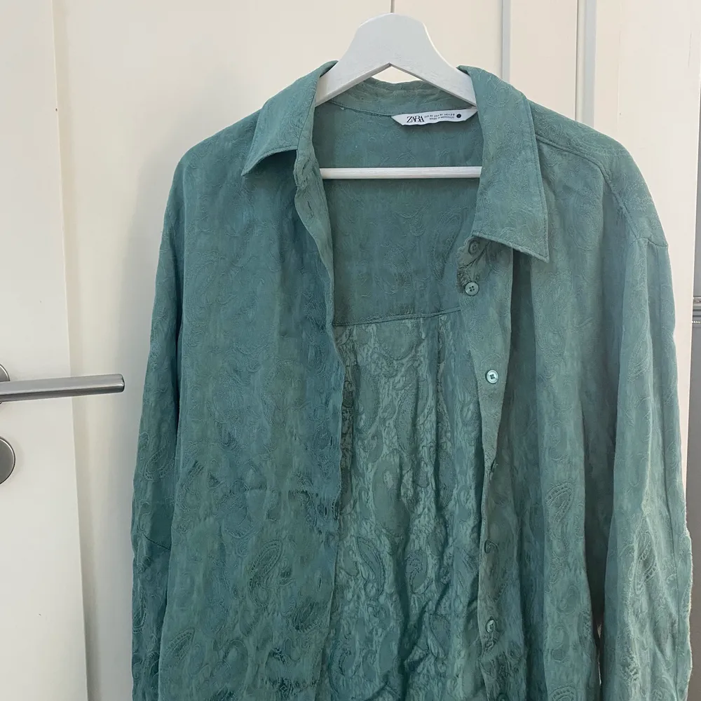 Sälja denna coola gröna Jacquardskjortan från Zara! I stl M och köpte för 399kr✨. Tröjor & Koftor.