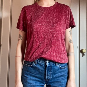 Röd glittrig tröja  - TOPPENSKICK, enkel fin glittrig t-shirt!