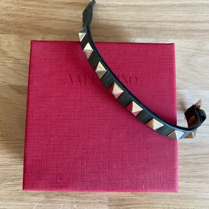 Valentino rockstud bracelet - Säljer mitt fina Valentino armband i mörk grönt! Får ingen användning för det längre. Se bild två för lite slitage, annars väldigt fin kvalitet. Originalbox finns även äkthetsbevis, har tyvärr inget kvitto då jag fått det i present. Kan skicka eller mötas upp 🤍 HÖG EFTERFRÅGAN! Ledande bud ligger på 800kr + 66kr frakt. (Spårbar)