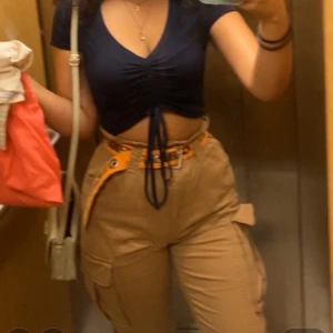 Brun/Beige Cargo Pants - Cargo byxor från H&M storleken är bra för en S men kommer sitta på en M om man vill ha den tight!