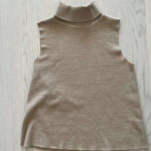 ärmlös tröja zara - säljer denna populära topp från zara! beige, väldigt bra skick. säljer åt en vän <3