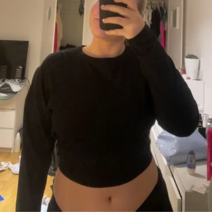 Svart tröja med öppen rygg❤️‍🔥 - Säljer denna jättefina tröjan med knyte i ryggen. Köpt på bikbok och använd en gång. Säljer för 100 kr🤍🤍