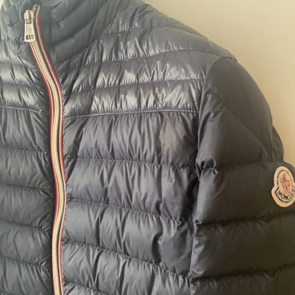 Grym jacka från Moncler, storlek 2 som motsvarar S/M.  Allt tillkommer, såsom kvitto, galje, tags   Inte en ända repa, väldigt fint skick   . Jackor.