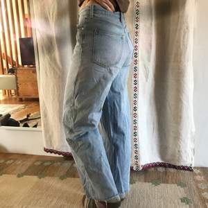Jättefina weekday jeans i modellen Rail , storlek 24/30