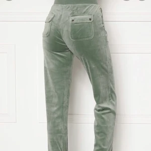 Juicy byxor  - Är alldeles för långa för mig som är 157. Är i bra skick, bara använt några gånger hemma. Köpte för 1200 och säljer för 850 pågrund av att jag knappt använt dem! Frakten ingår inte i priset🥰