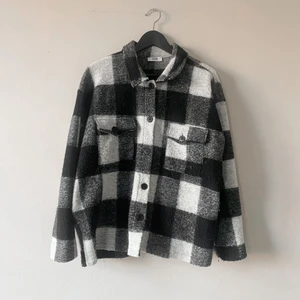 Rutig skjortjacka i ullblandning - Skjortjacka från Tiffany, storlek L, så snygg lite oversize. Nypris ca 1200kr