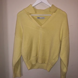 Zara stickad tröja - Gul sweatshirt från zara med krage. Skriv om du vill se fler bilder, är flera intresserade så blir det budgivning 