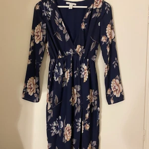 Blommig klänning  - jättefin klänning till sommaren med en slits ner till, helt oanvänd men för lite för mig där av varför jag säljer den💕 