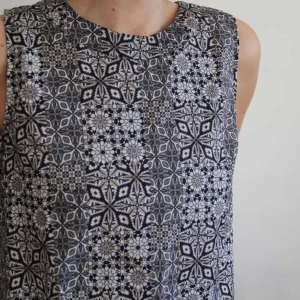 Blus - Supersöt blus! Skitsnyggt mönster. Snyggt till höga byxor/kjol