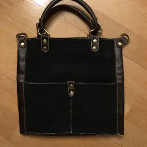 Super fin väska i svart med bruna läder detaljer. Frakt tillkommer! ❤️🤝🚚