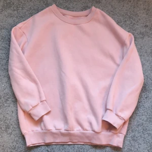 Sweatshirt  - Använt ungefär 3ggr, så den är fortfarande i nyskick🤍 Den är storlen M, passar XS-L beroende på hur man vill att den ska sitta☺️